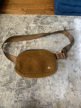 lululemon tan sherpa crossbody pouch with adjustable strap